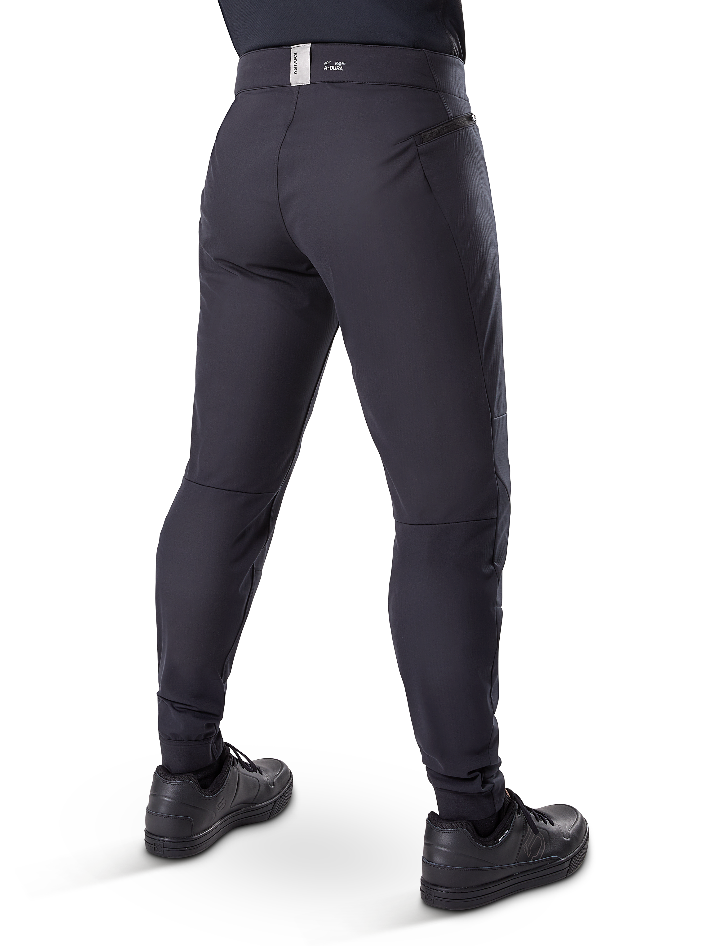 Alpinestars A-Dura Thermal Pant, mountainbikebroek, zwart, achteraanzicht met zakken met rits en branding op de tailleband, toelopende pasvorm voor fietsen in koud weer
