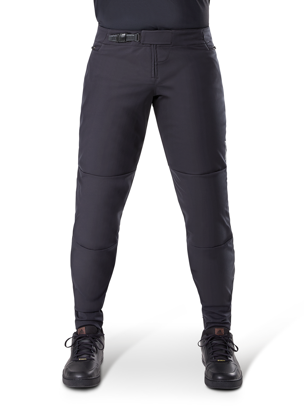 Alpinestars A-Dura Thermal Pant, zwarte mountainbikebroek, voorzien van een veilige ratelsluiting en voorgevormde pasvorm, gedragen met zwarte fietsschoenen, duurzaam technisch materiaal voor trailrijden in koud weer