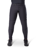 Alpinestars A-Dura Thermal Pant, zwarte mountainbikebroek, voorzien van een veilige ratelsluiting en voorgevormde pasvorm, gedragen met zwarte fietsschoenen, duurzaam technisch materiaal voor trailrijden in koud weer