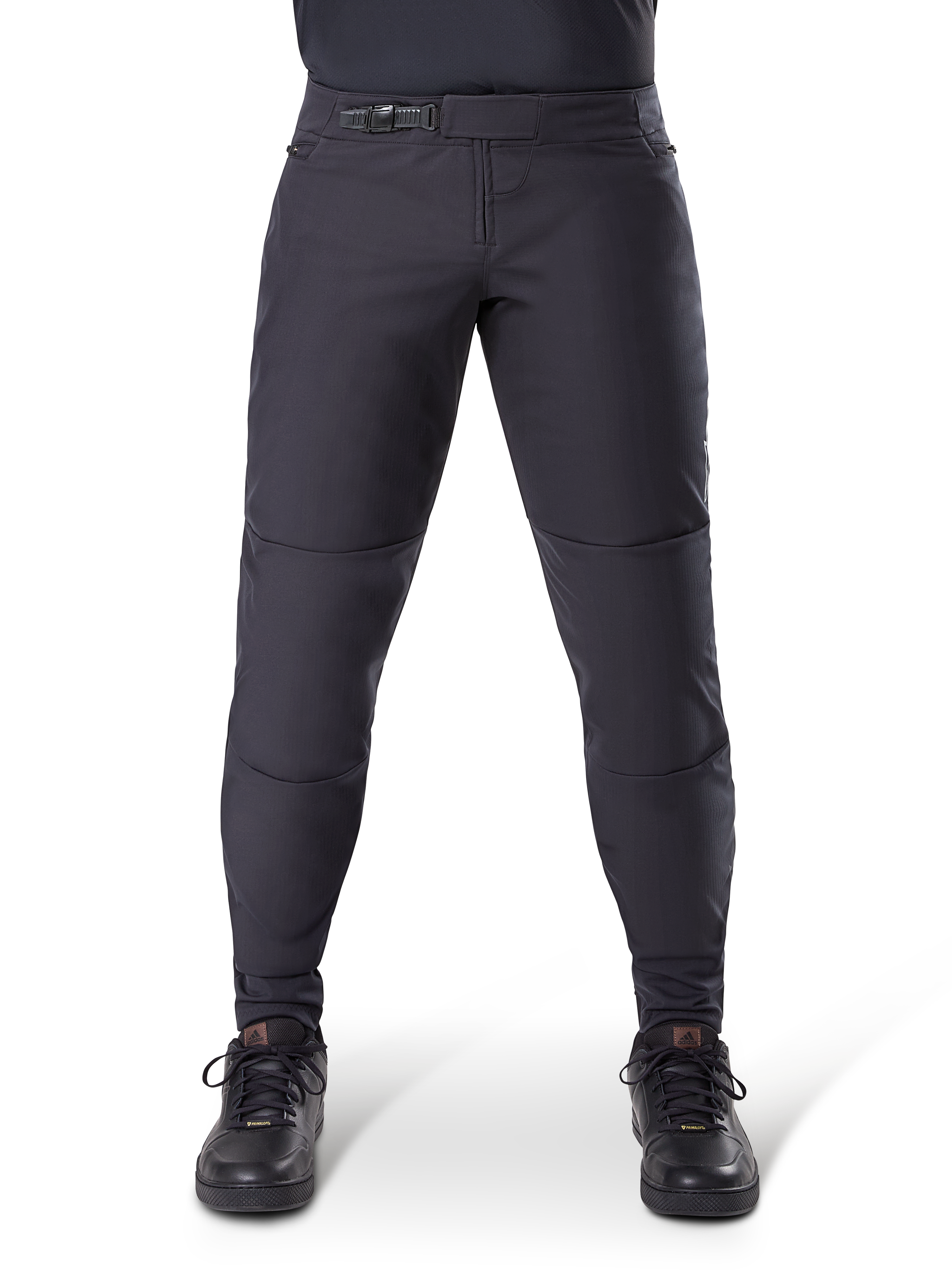Alpinestars A-Dura Thermal Pant, zwarte mountainbikebroek, voorzien van een veilige ratelsluiting en voorgevormde pasvorm, gedragen met zwarte fietsschoenen, duurzaam technisch materiaal voor trailrijden in koud weer