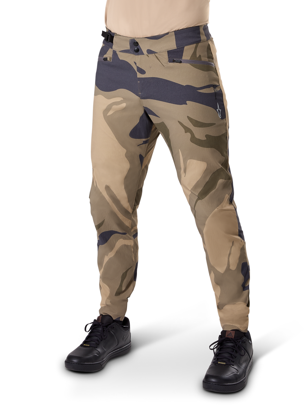 Alpinestars A-Dura Camo broek, MTB-fietsbroek, bruine camouflage, voorzien van dubbele drukknoopsluiting en ritszakken, normale pasvorm voor off-road mountainbiken, gedragen met zwarte schoenen