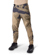 Alpinestars A-Dura Camo broek, MTB-fietsbroek, bruine camouflage, voorzien van dubbele drukknoopsluiting en ritszakken, normale pasvorm voor off-road mountainbiken, gedragen met zwarte schoenen