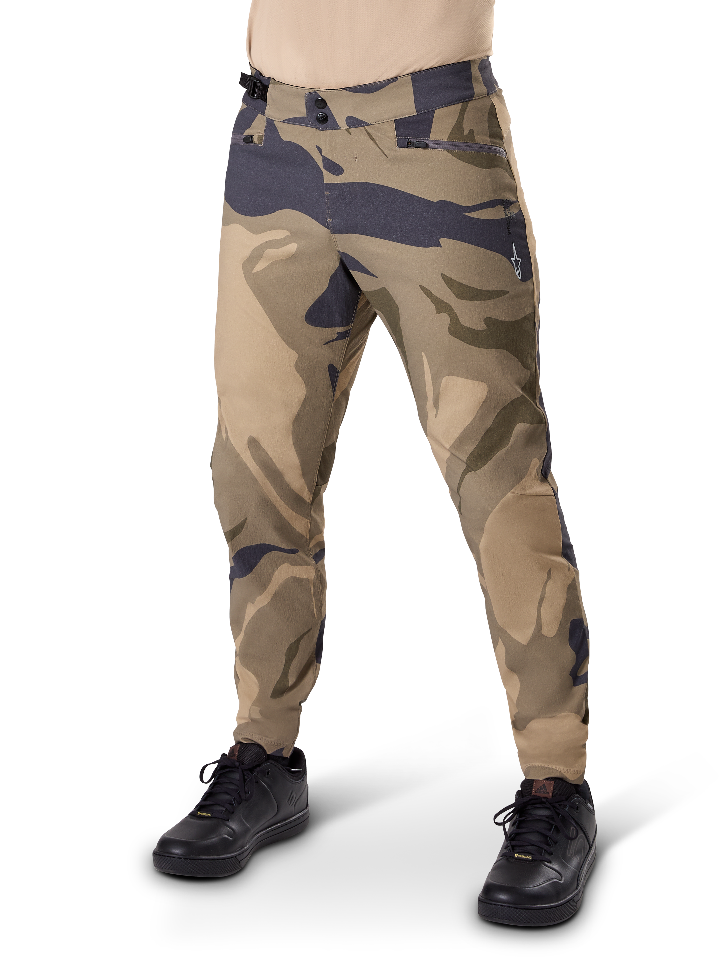 Alpinestars A-Dura Camo broek, MTB-fietsbroek, bruine camouflage, voorzien van dubbele drukknoopsluiting en ritszakken, normale pasvorm voor off-road mountainbiken, gedragen met zwarte schoenen