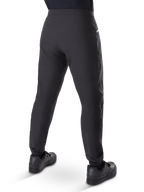 Alpinestars A-Dura Waterproof broek, mountainbike broek, zwart, achteraanzicht gedragen met zwarte schoenen, met een duurzaam 3-laags membraan, normale pasvorm en elastische manchetten voor off-road fietsen