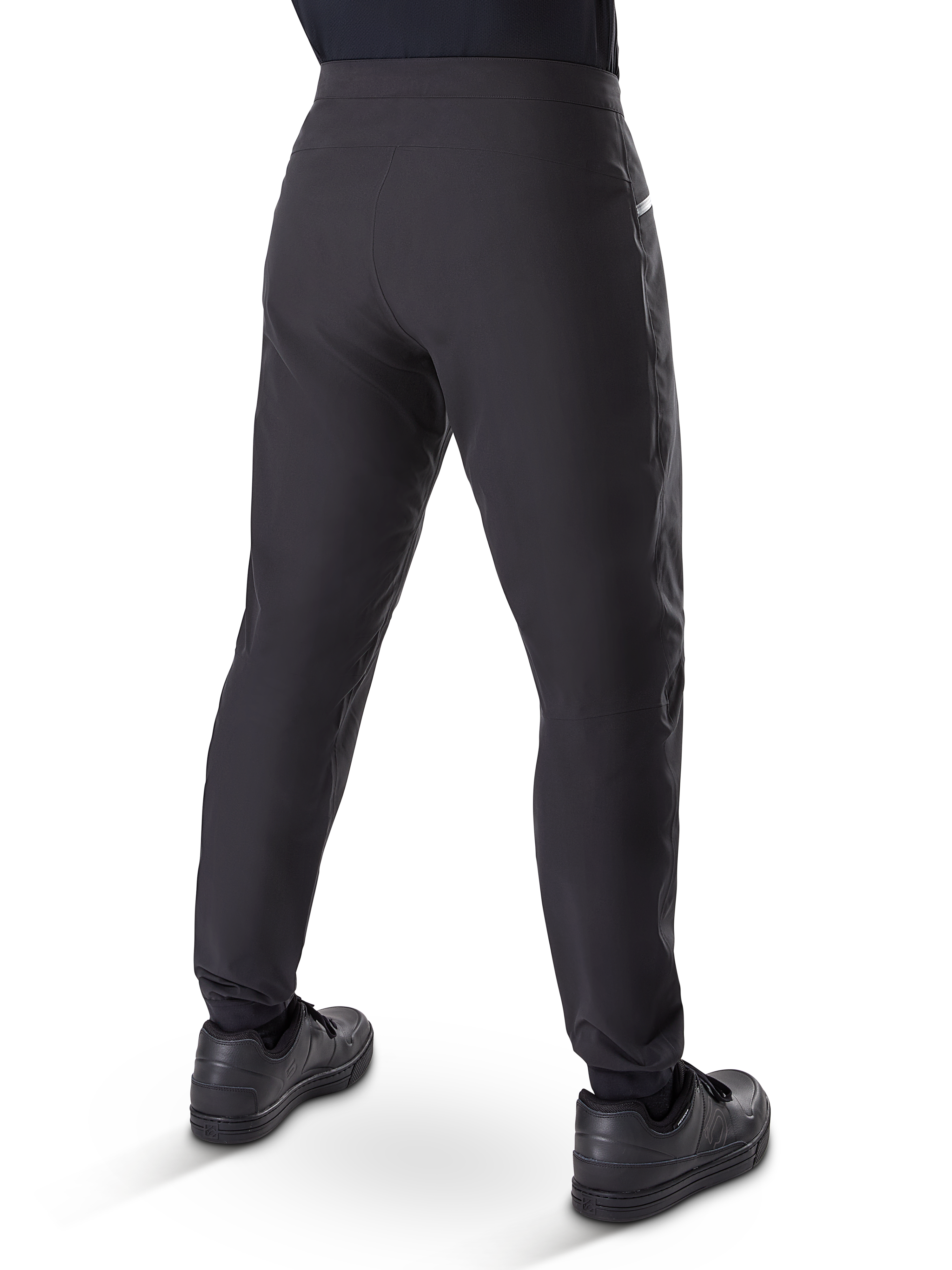 Alpinestars A-Dura Waterproof broek, mountainbike broek, zwart, achteraanzicht gedragen met zwarte schoenen, met een duurzaam 3-laags membraan, normale pasvorm en elastische manchetten voor off-road fietsen