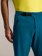 Blauwgroene A-Dura Ride MTB-shorts met een nauwkeurige ratelsluiting in de taille en zijzakken met ritssluiting.