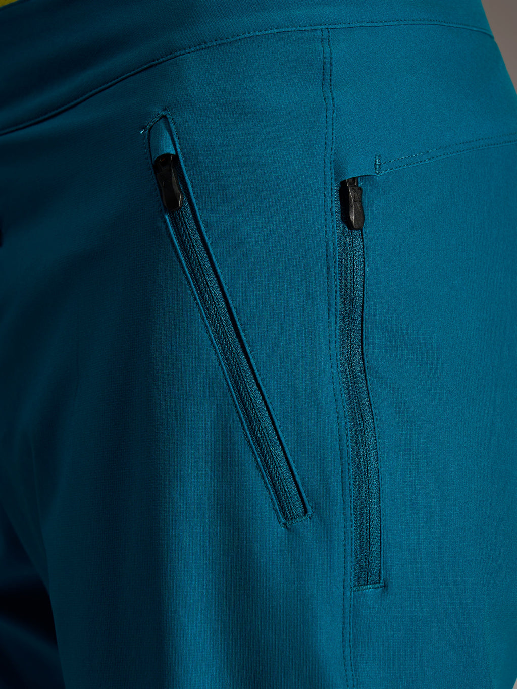 Dubbele zijzakken met rits op de Blue Green Alpinestars A-Dura Ride Shorts, van duurzame 4-way stretchstof.