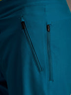 Dubbele zijzakken met rits op de Blue Green Alpinestars A-Dura Ride Shorts, van duurzame 4-way stretchstof.