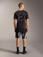 A-Dura Ride MTB-shorts voor heren in Black Camo, duurzame 4-way stretch, achteraanzicht in de studio.