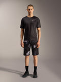 Alpinestars A-Dura Ride shorts in Black Camo, gecombineerd met een zwart performance shirt voor MTB-veelzijdigheid.
