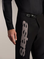 Zwarte Alpinestars A-Supra Elite MTB-broek met ratelsluiting en opvallend grijs Astars-logo op de dij