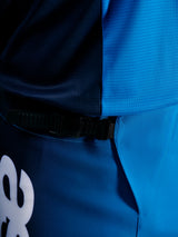 A-Supra Elite Broek in Faded Bright Blue, met een zwart ratelsluitsysteem voor een verstelbare pasvorm op de trail.