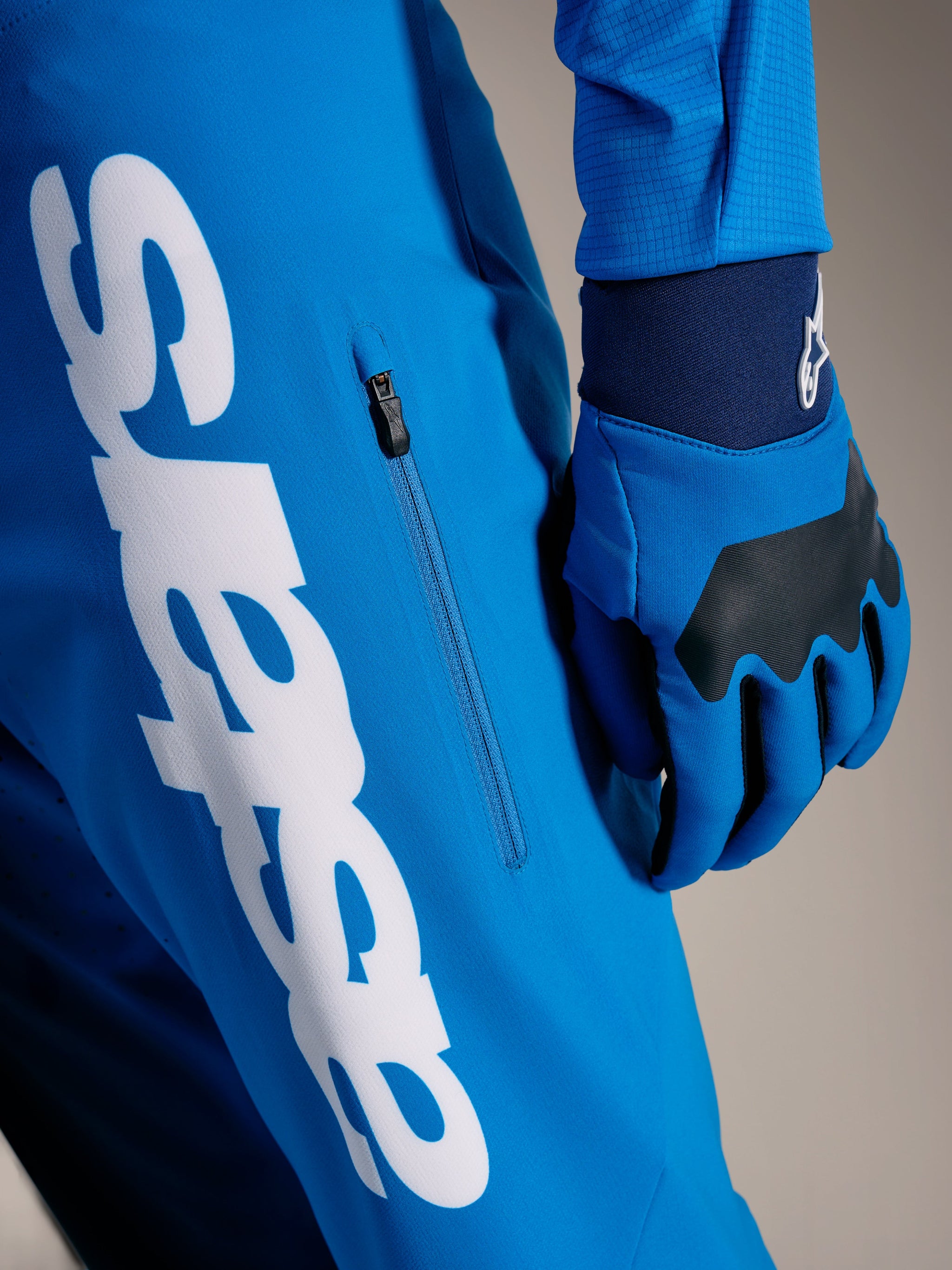 Faded Bright Blue A-Supra Elite MTB-broek met groot wit Astars-woordmerk en een verticale zijzak met rits.