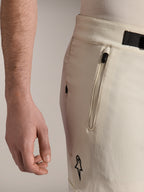 Alpinestars A-Aria Elite Shorts, mountainbike short, Ecru, close-up zijaanzicht met zak met ritssluiting en magnetische gespsluiting, prestatiegerichte fietskleding met zwarte accenten