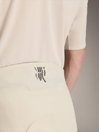 Alpinestars A-Aria Elite Shorts, mountainbike short, ecru, close-up van de achterzijde van de tailleband met zwarte branding 'A-ARIA ALPINESTARS ONE GOAL. ONE VISION.', prestatiegerichte fietskleding