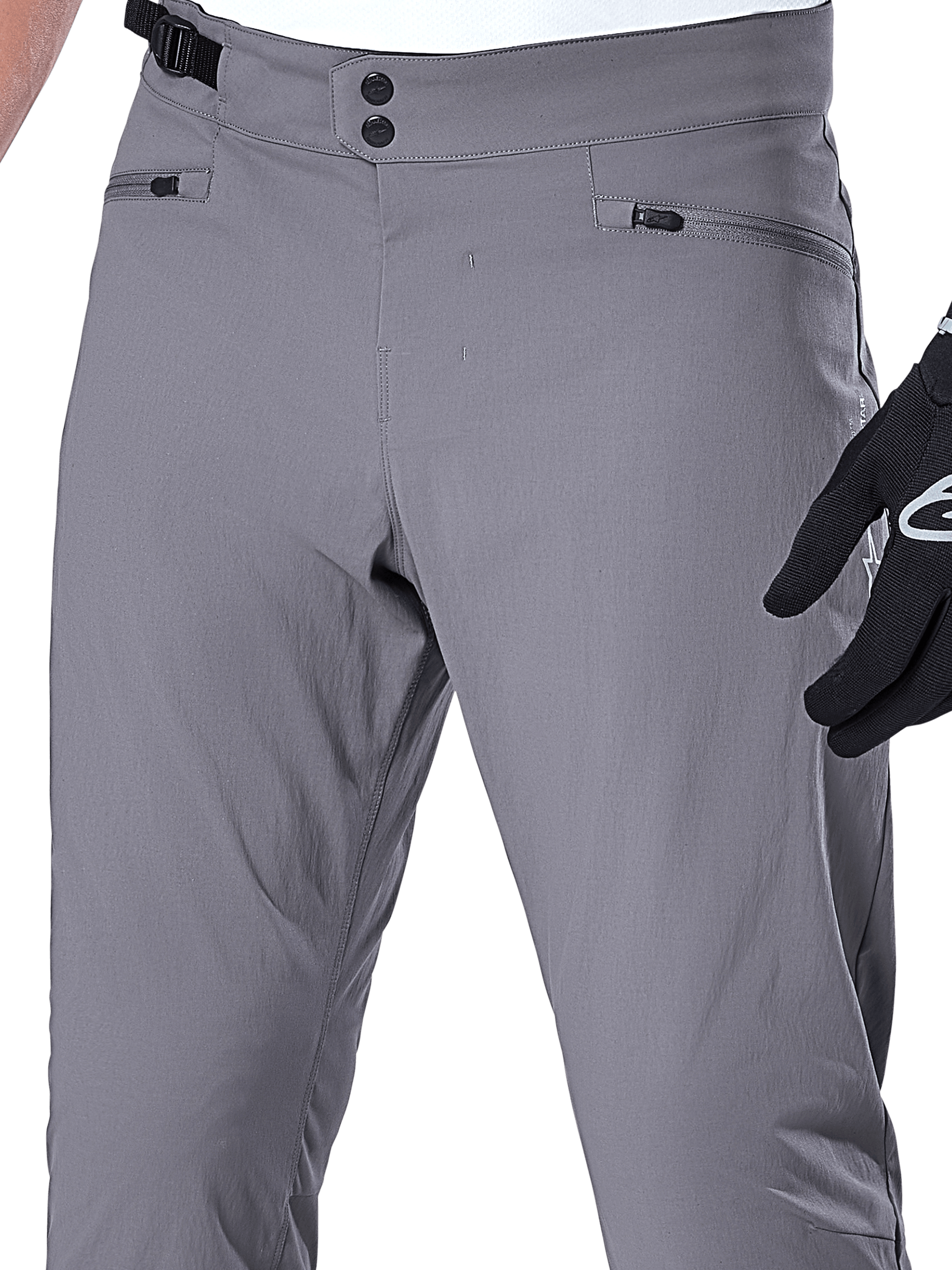 Alpinestars A-Dura Pants, MTB-broek, donkergrijs, close-up van de taille met dubbele drukknoopsluiting, verstelbare zijsluiting en zakken met ritssluiting, duurzame stretchstof voor mountainbiken