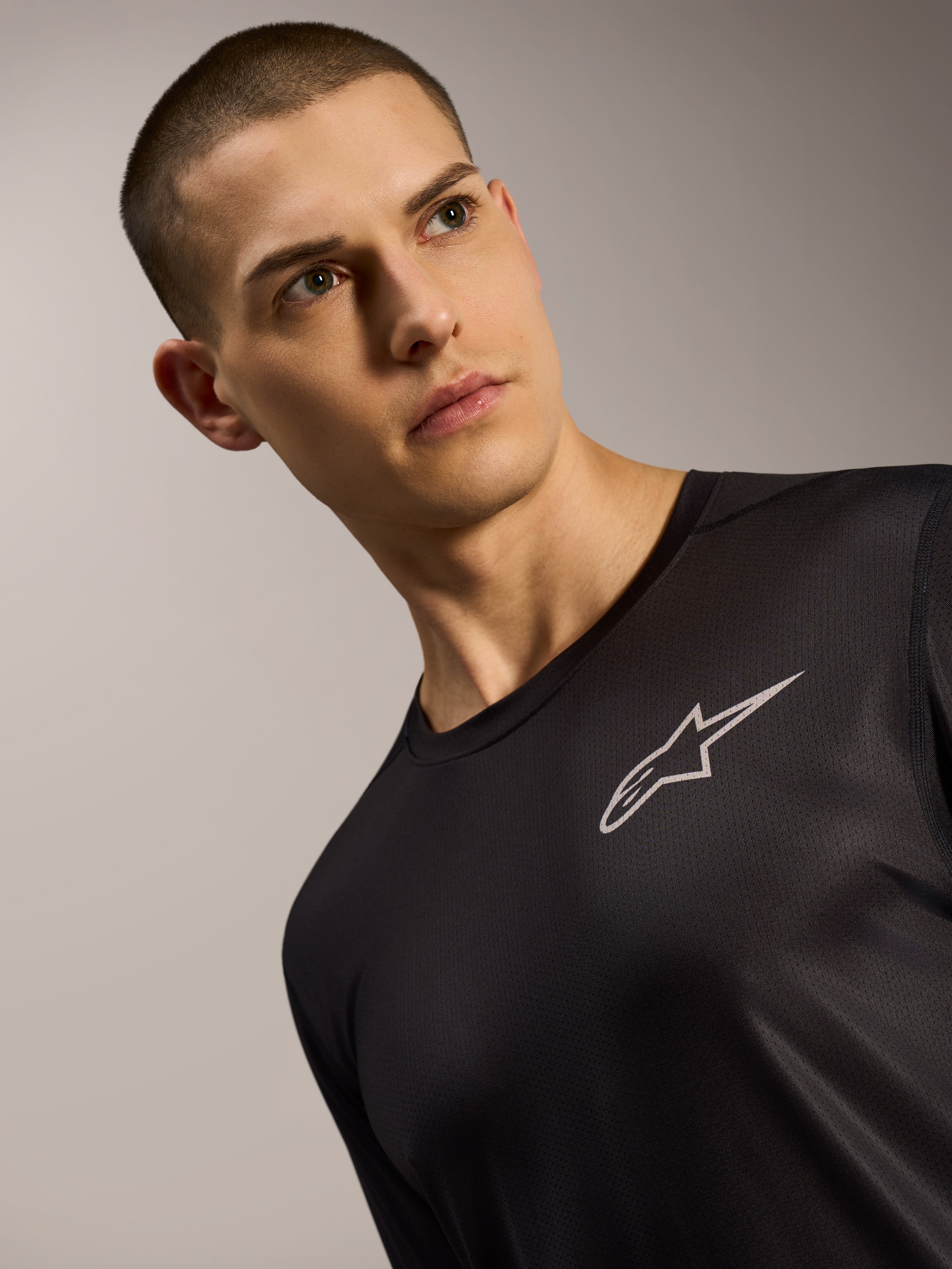 Zwarte A-Dura Air MTB-trui met lange mouwen, ademende mesh-textuur en iconisch Alpinestars logo op de borst.