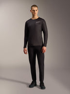 Zwarte A-Dura Air jersey met lange mouwen en wit Alpinestars-logo, vochtafvoerende MTB-kleding op een mannelijk model.