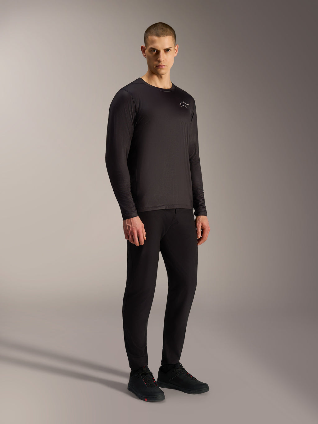 Zwarte A-Dura Air MTB-trui met lange mouwen, ademend jacquardmateriaal en een klein Alpinestars-borstlogo.