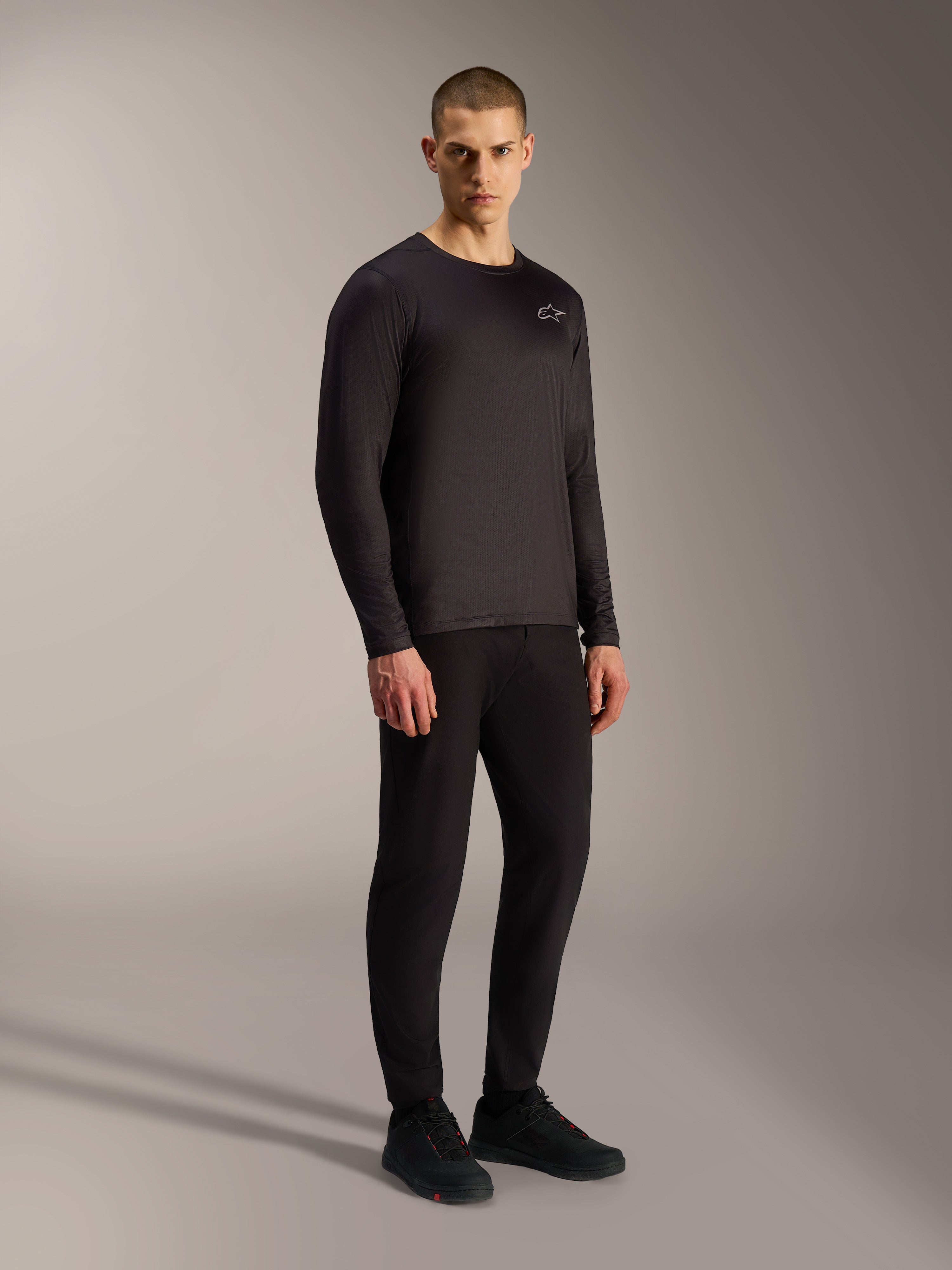 Zwarte A-Dura Air MTB-trui met lange mouwen, ademend jacquardmateriaal en een klein Alpinestars-borstlogo.
