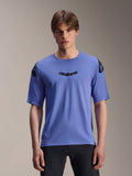 Alpinestars A-Aria Polartec Elite Jersey, mountainbike shirt met korte mouwen, Baja Blue, gedragen door een mannelijk model, met zwart 'astars' woordmerk op de borst en logo's op de schouders, technische trail-kleding