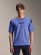 Alpinestars A-Aria Polartec Elite Jersey, mountainbike shirt met korte mouwen, Baja Blue, gedragen door een mannelijk model, met zwart 'astars' woordmerk op de borst en logo's op de schouders, technische trail-kleding