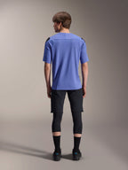 Alpinestars A-Aria Polartec Elite Jersey met korte mouwen, Baja Blue, achteraanzicht, gedragen door model met zwarte mountainbike short en kniebescherming, functionele fietskleding