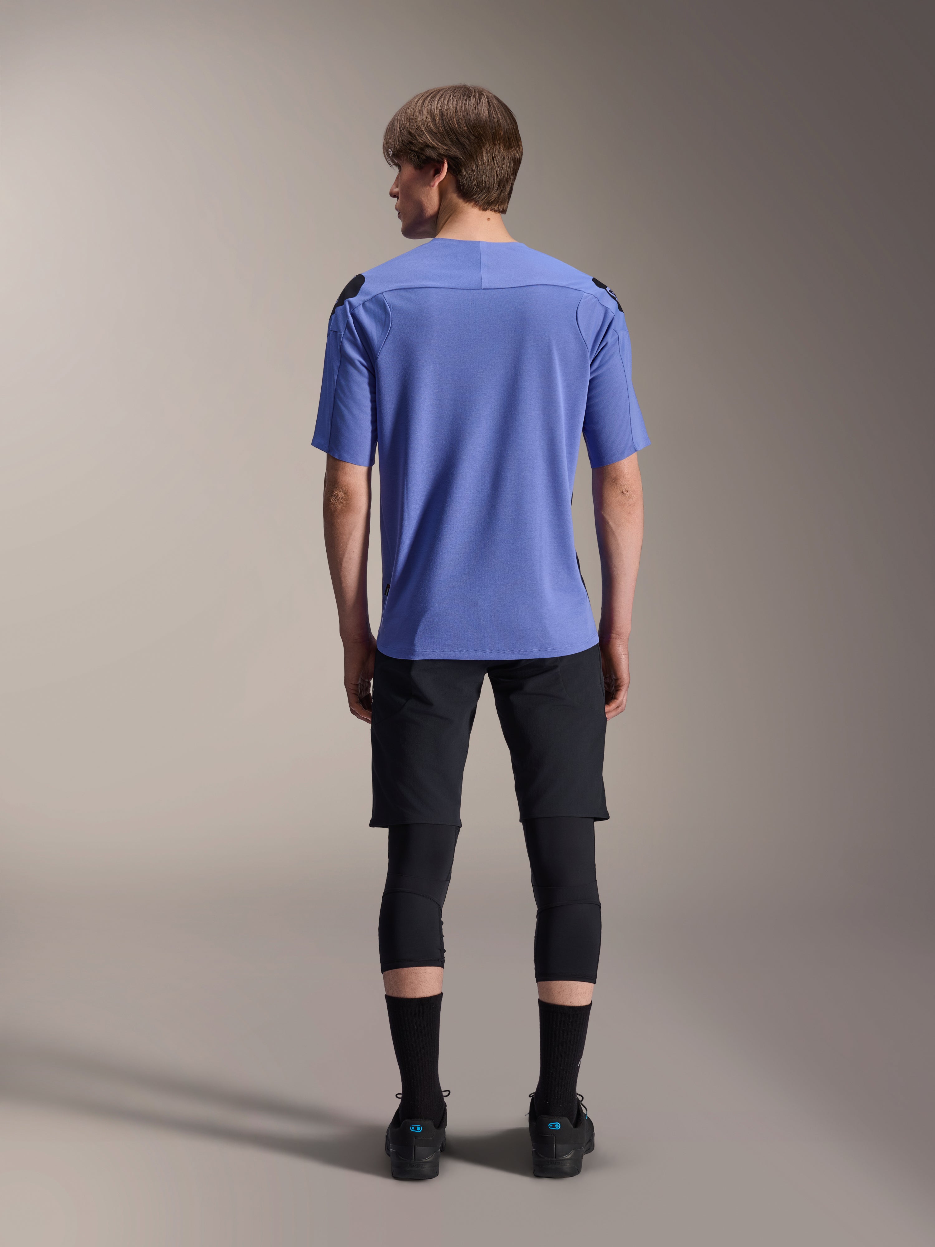 Alpinestars A-Aria Polartec Elite Jersey met korte mouwen, Baja Blue, achteraanzicht, gedragen door model met zwarte mountainbike short en kniebescherming, functionele fietskleding