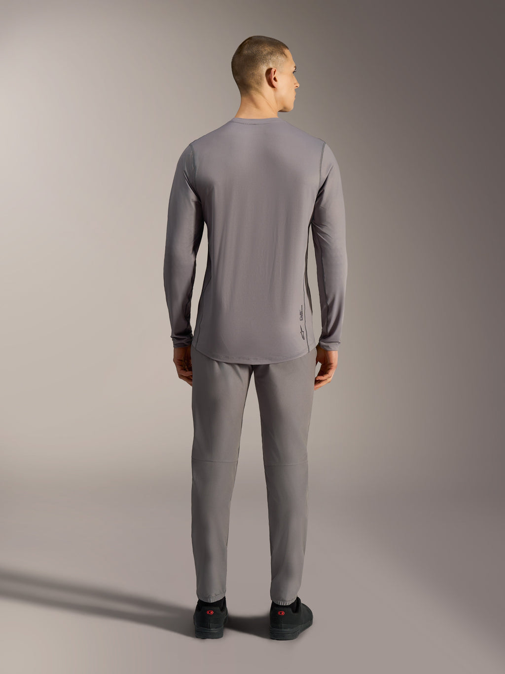 Alpinestars A-Dura Ride jersey met lange mouwen in grijs, technische MTB-top met jacquard stretch en verlengde achterkant.