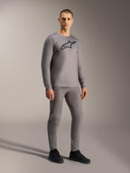 Grijze A-Dura Ride jersey met lange mouwen en zwart borstlogo, op een model voor een complete mountainbike-look.