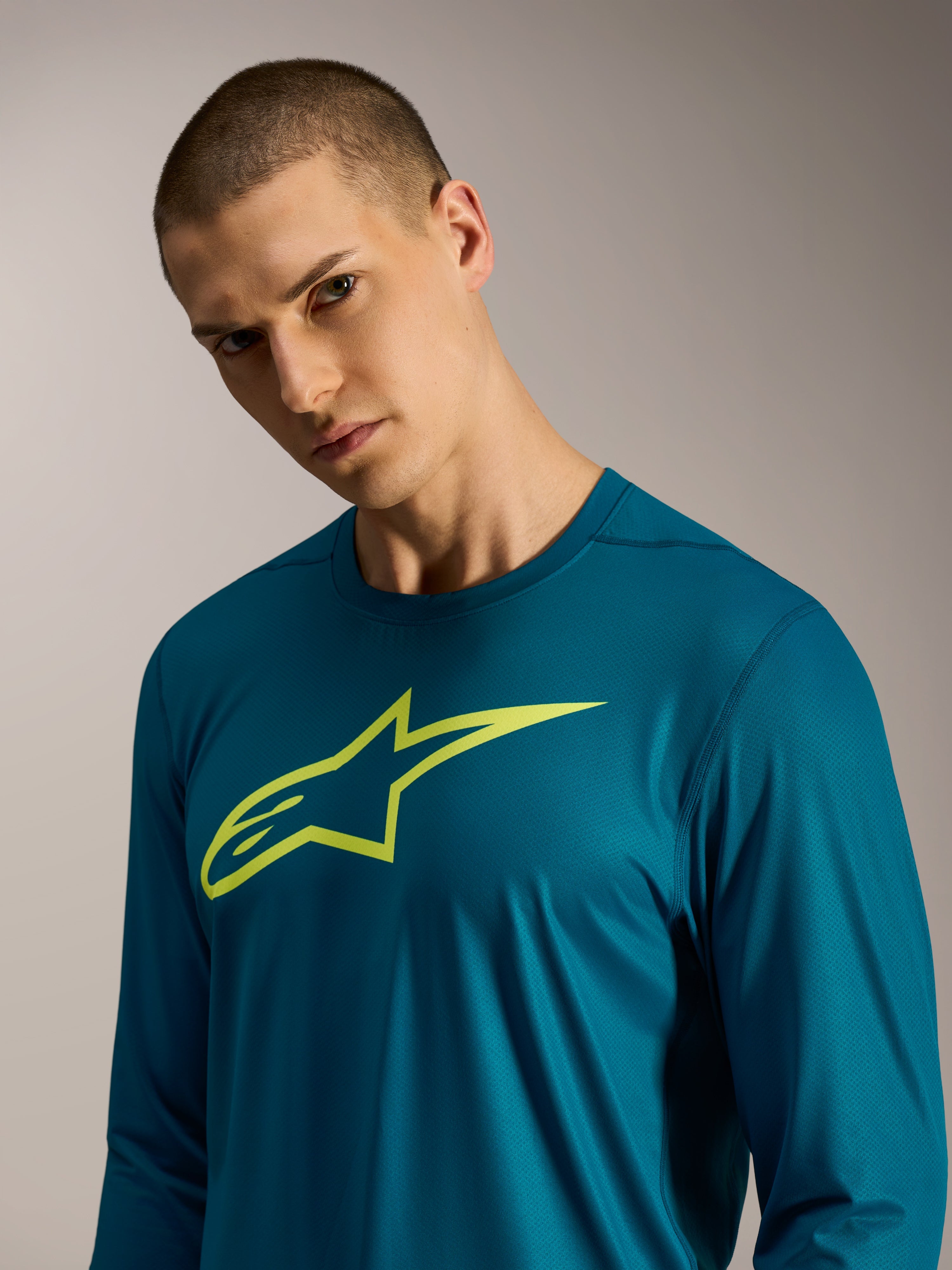 Blauwgroene A-Dura Ride Long Sleeve Jersey met limoengroen Alpinestars-logo op de borst, performance mountainbikekleding.
