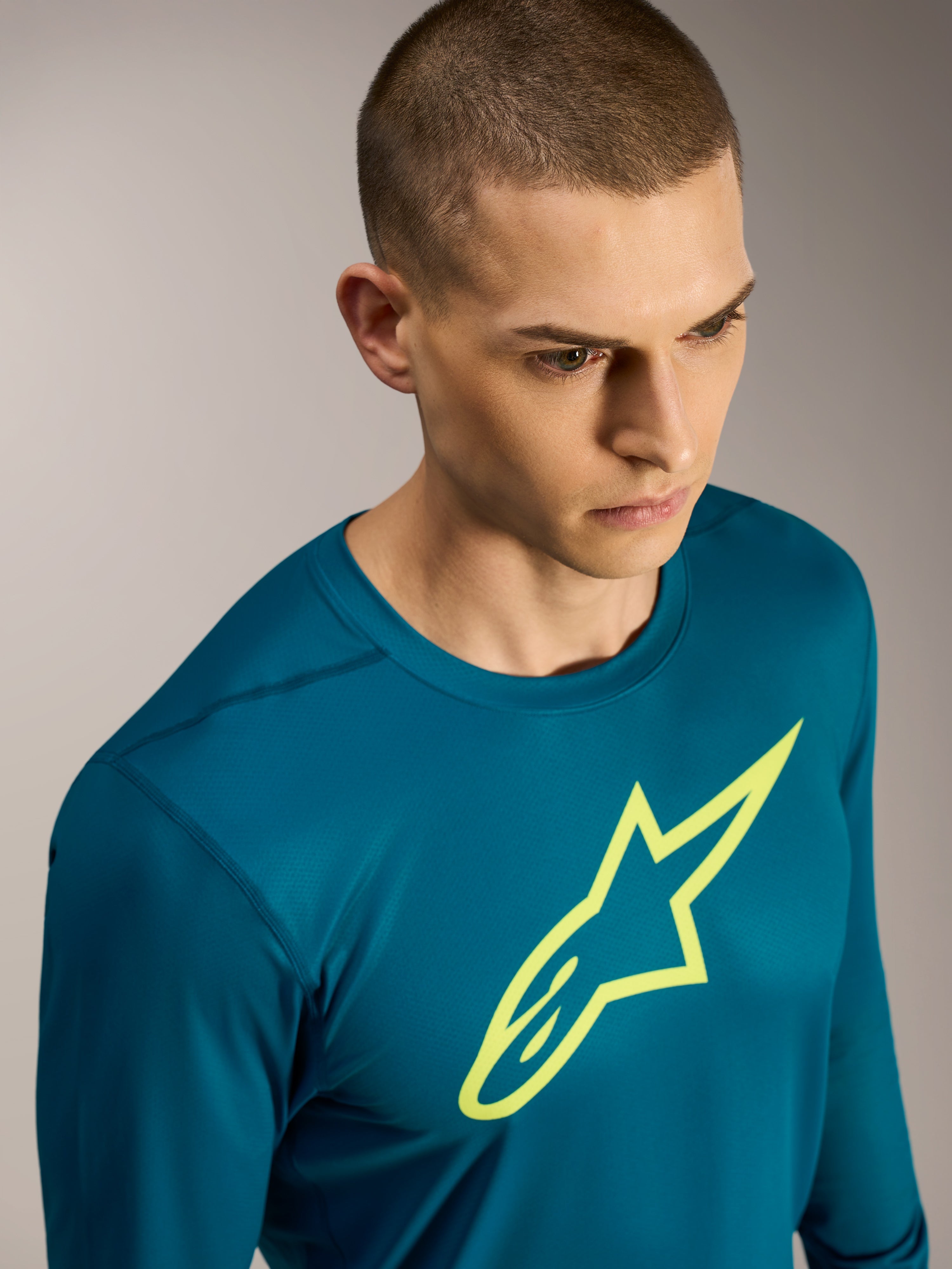 Alpinestars A-Dura Ride blauwgroene MTB-trui met lange mouwen, geel Astars-logo en technische stretchstof.