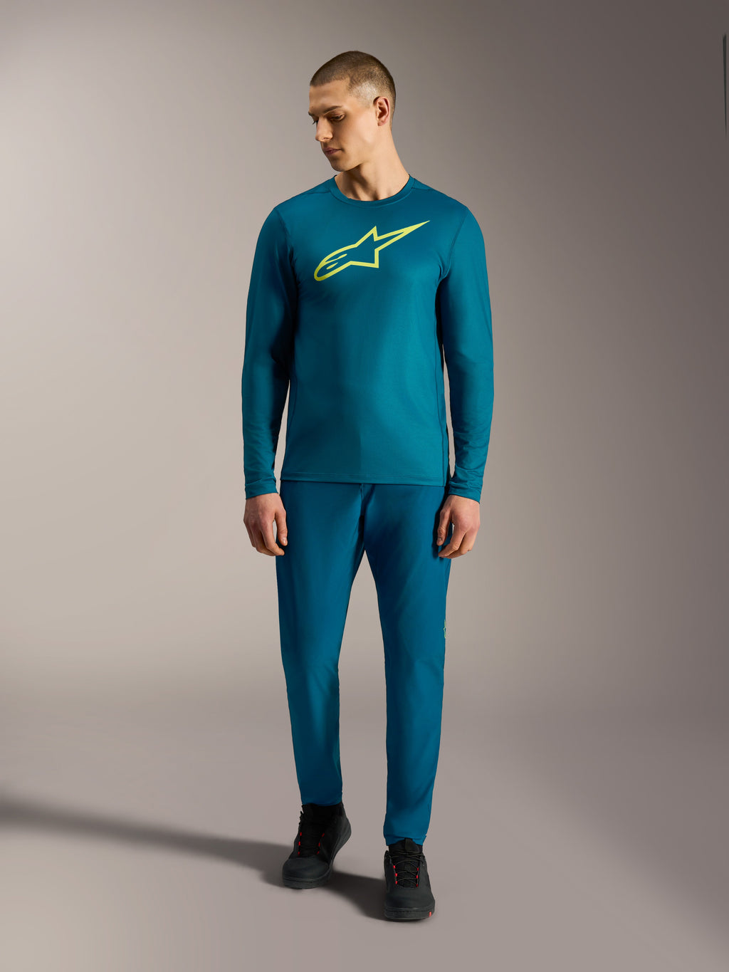 Alpinestars A-Dura Ride jersey met lange mouwen, blauwgroen met limoengeel logo, performance MTB-kleding voor heren.