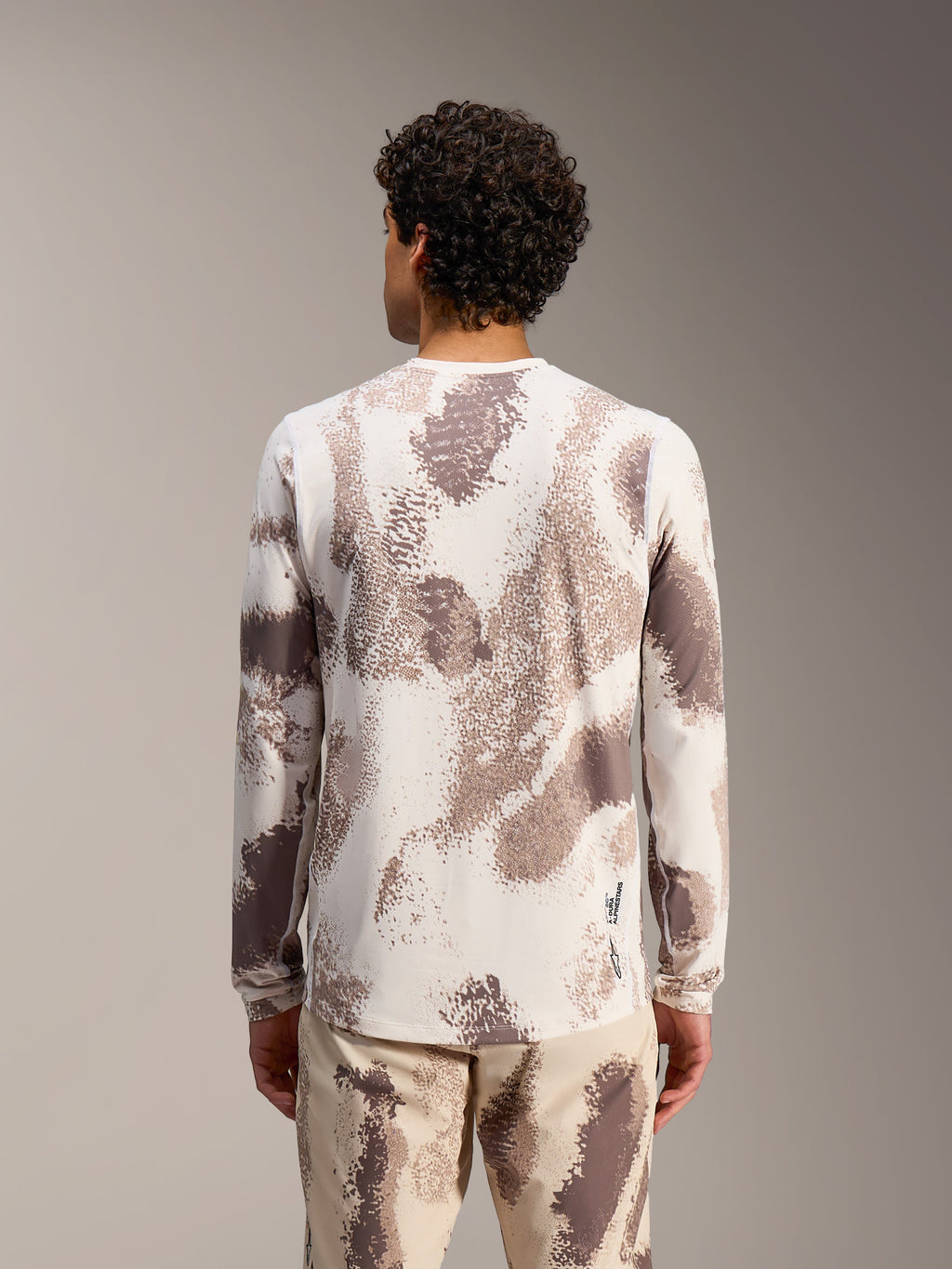 Alpinestars A-Dura Ride jersey met lange mouwen in Sand Camo, achteraanzicht van de lichtgewicht MTB-pasvorm.