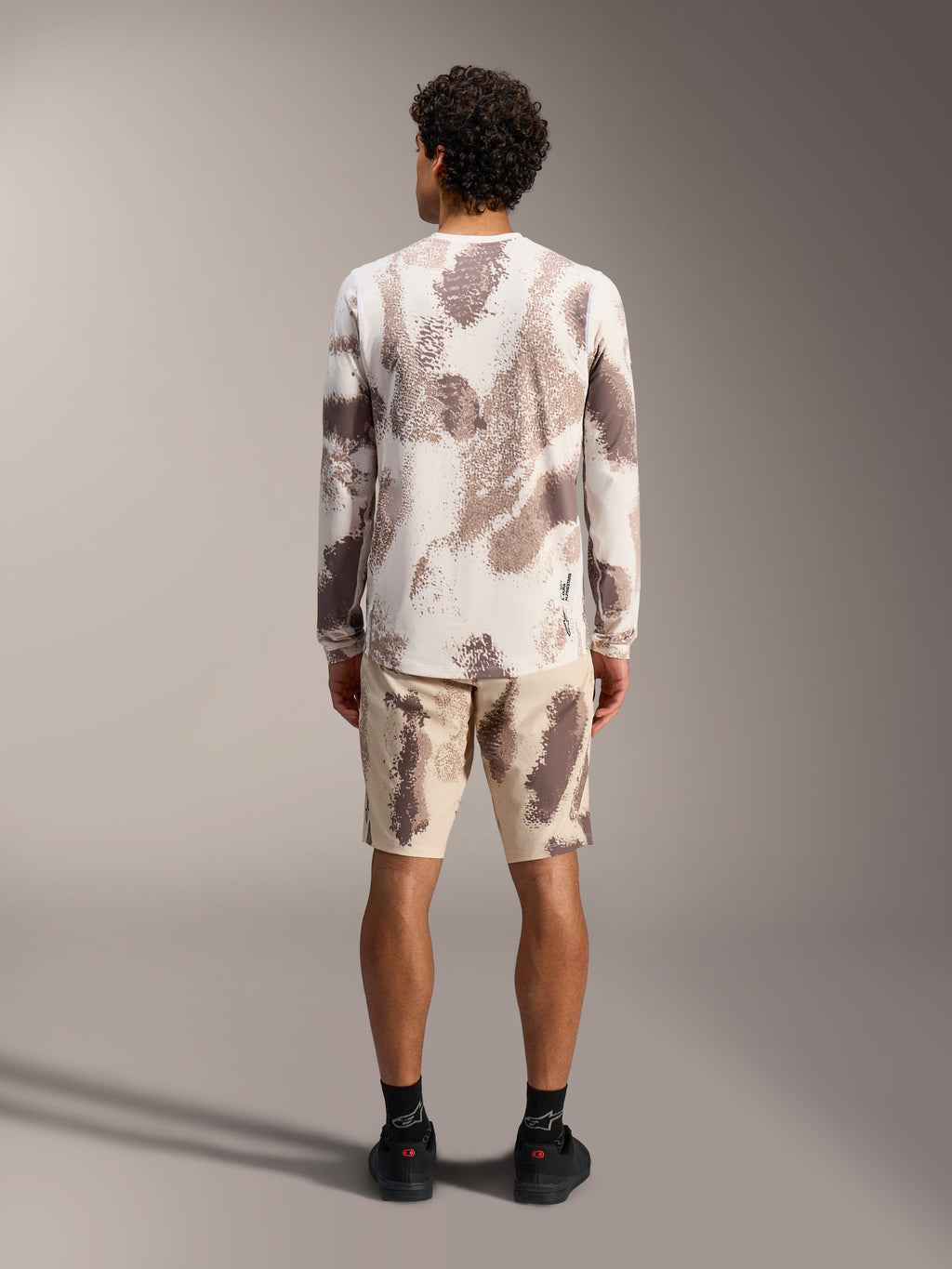 A-Dura Ride jersey met lange mouwen in Sand Camo, achteraanzicht met gerecyclede polyestermix en bijpassende MTB-short.