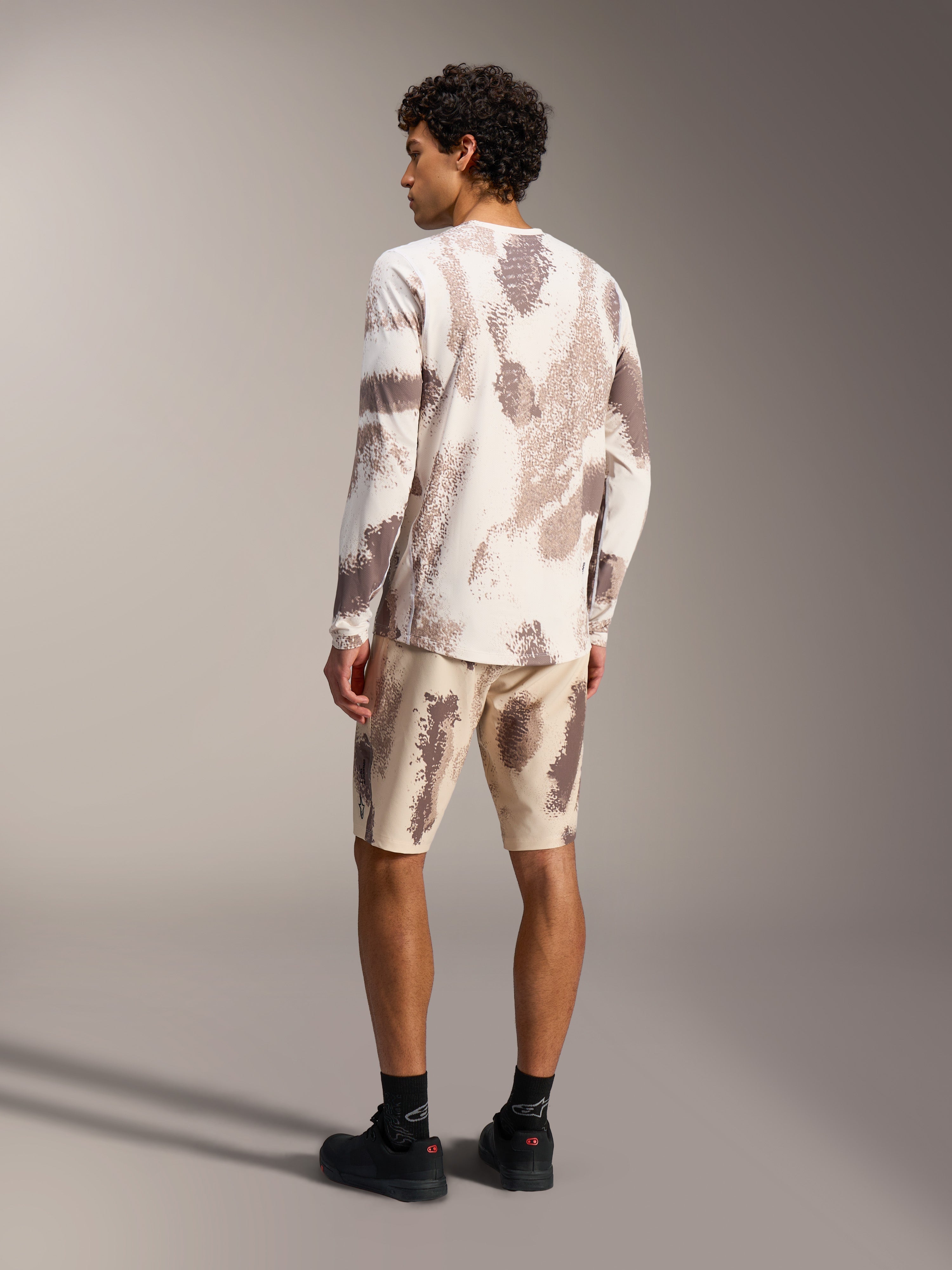 A-Dura Ride LS Jersey en bijpassende shorts in Sand Camo, technische MTB-kleding met camouflagepatroon.