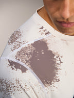 A-Dura Ride trui in Sand Camo, close-up van schouderstiksels en ademende jacquard MTB-stof.