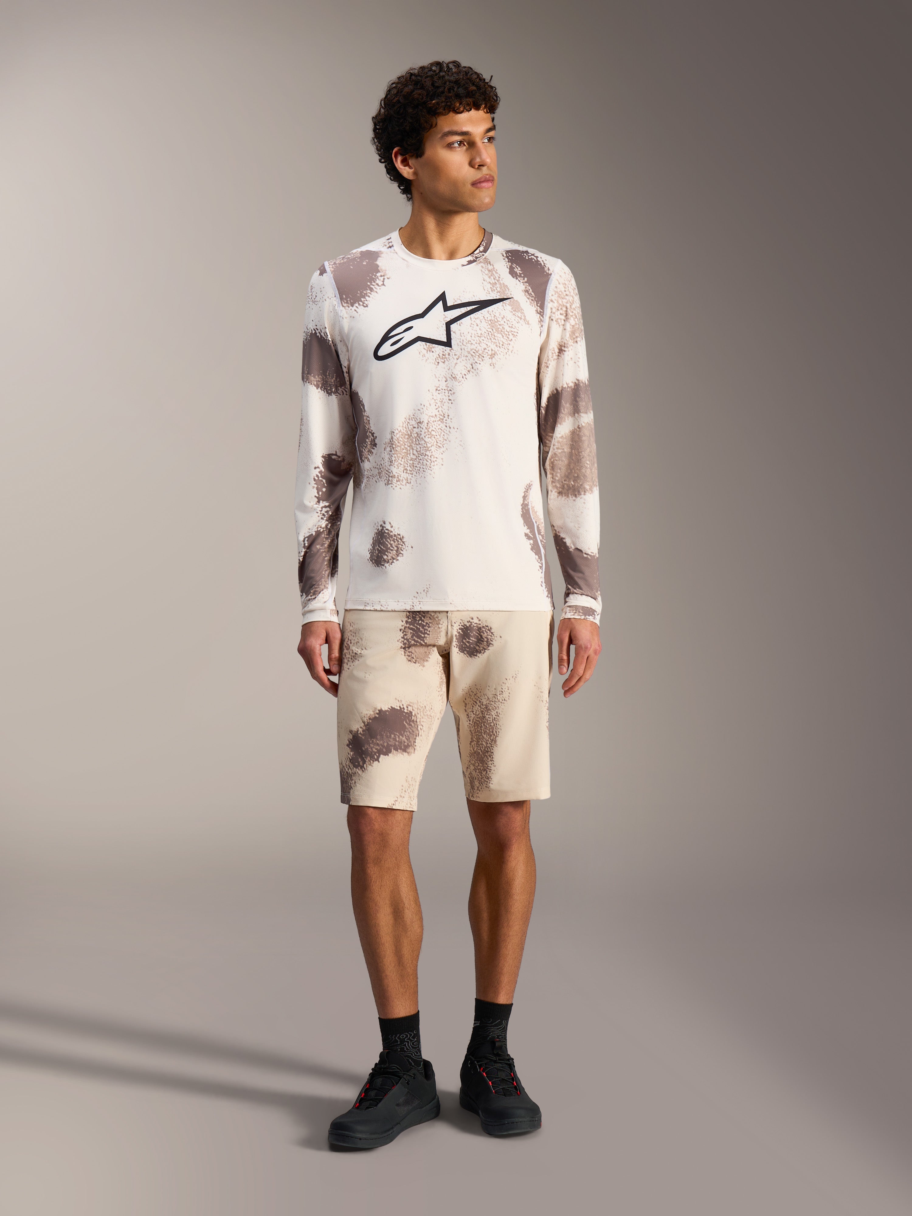 A-Dura Ride MTB-trui met lange mouwen in sand camo, met een groot zwart Astars-logo op de borst.