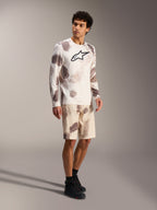 A-Dura Ride jersey met lange mouwen in Sand Camo, technische MTB-kleding met groot borstlogo en bijpassende shorts.