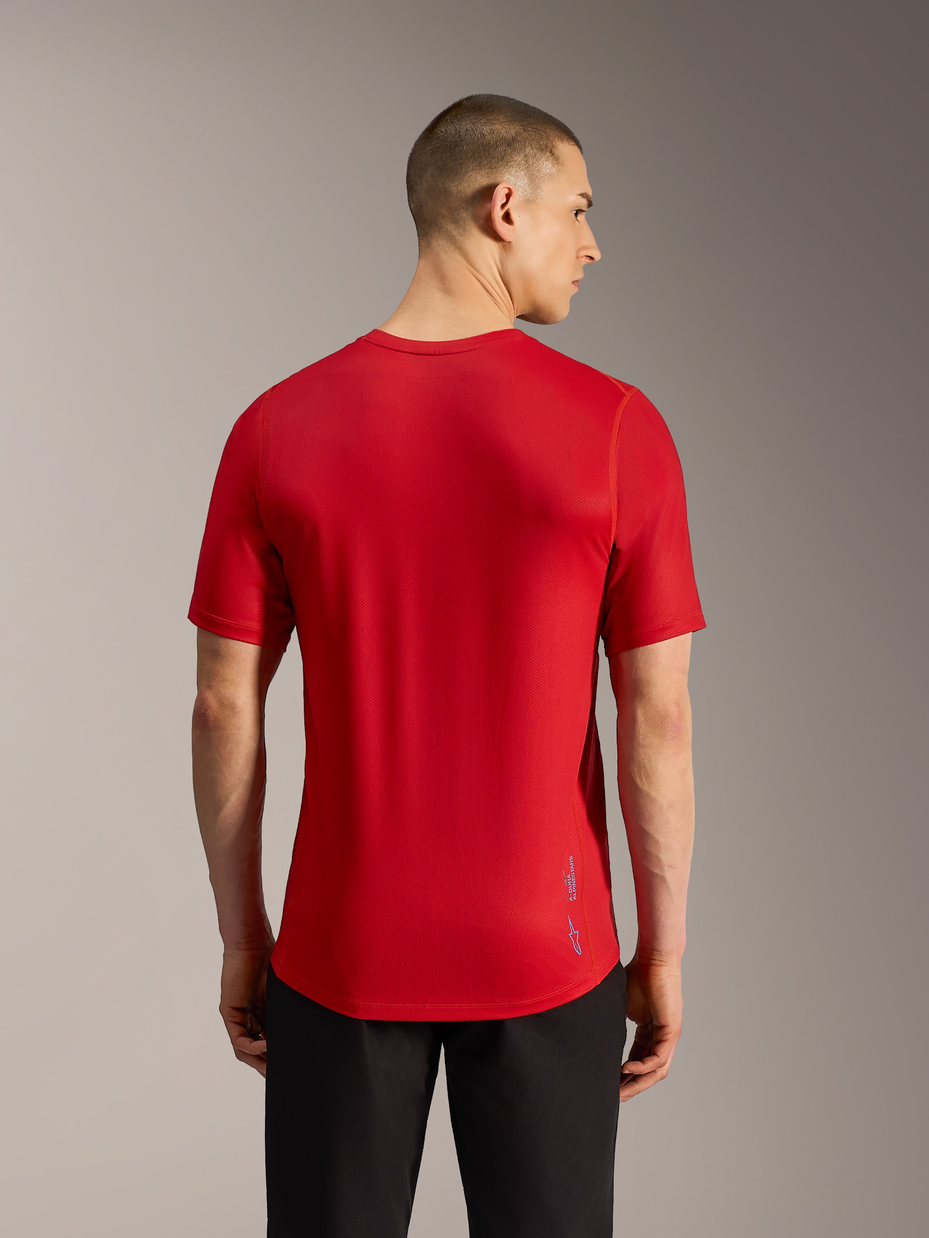 Rode A-Dura Ride MTB-trui met korte mouwen, achteraanzicht met jacquard-stof, verlengde achterzoom en subtiel logo.