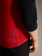 Rode A-Dura Ride MTB-trui met korte mouwen, voorzien van blauwe Alpinestars logo's en technische stretchstof.