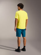 Gele A-Dura Ride SS Jersey en blauwgroene A-Dura Ride Shorts, Alpinestars mountainbike-kleding van achteren gezien.