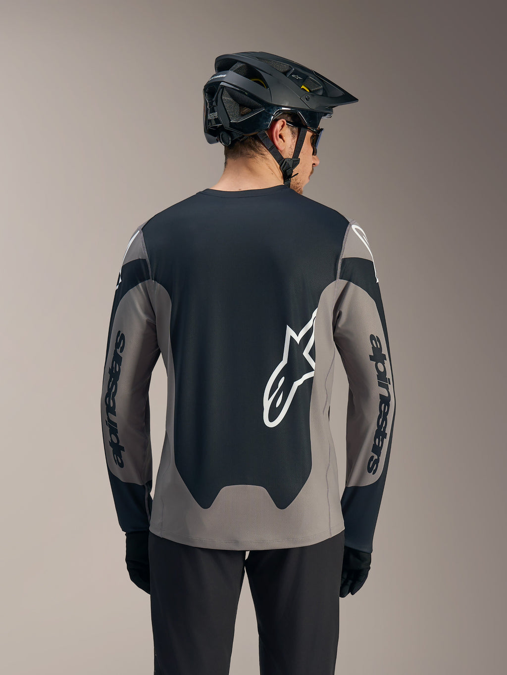 A-Dura Race jersey met lange mouwen in grijs en zwart, met witte Alpinestars-logo's op de rug en mouwen.