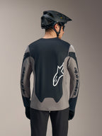 A-Dura Race jersey met lange mouwen in grijs en zwart, met witte Alpinestars-logo's op de rug en mouwen.