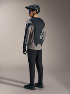 Grijze en zwarte A-Dura Race Jersey met lange mouwen en Alpinestars-branding, van achteren gezien in een MTB-kit.