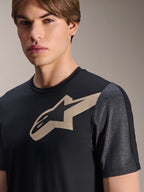 Alpinestars A-Dura Lipan Jersey - korte mouwen, zwart, met een beige Astars-logo op de borst en donkergrijs gemêleerde geperforeerde mouwen, performance mountainbike-kleding