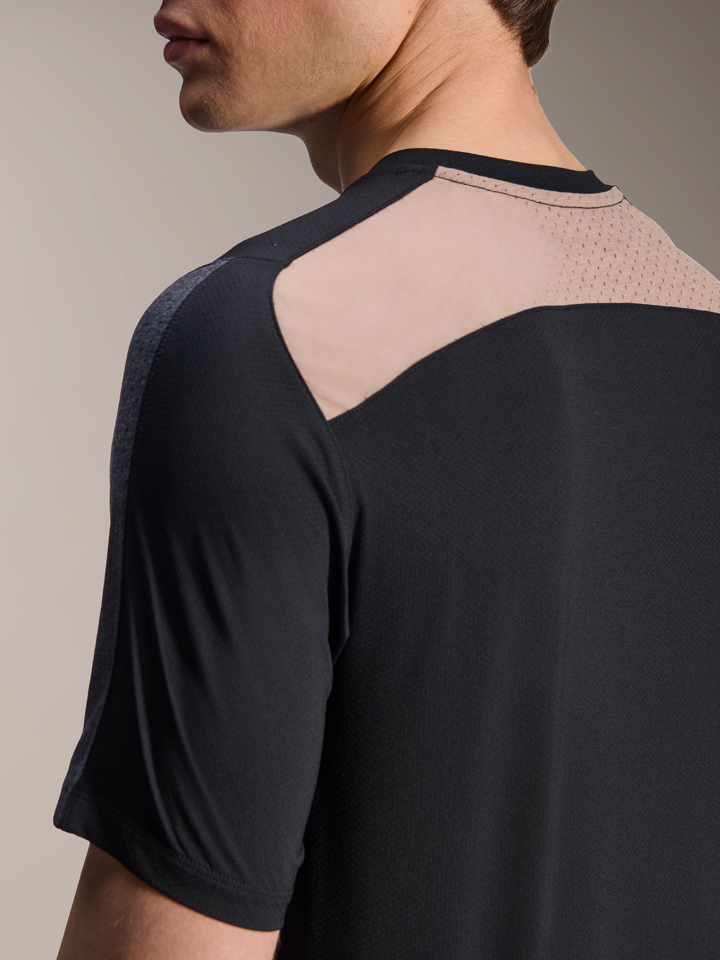 Alpinestars A-Dura Lipan Jersey met korte mouwen, zwart, close-up achteraanzicht van de schouder en nek, voorzien van een ademend mesh ventilatiepaneel, technische mountainbikekleding