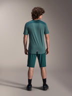 Alpinestars A-Dura Lipan Jersey met korte mouwen in Silver Pine, achteraanzicht met de getextureerde jacquard schouderpanelen en verlengde achterkant, gedragen met bijpassende donkergroene mountainbike shorts en zwart schoeisel