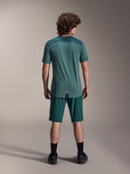 Alpinestars A-Dura Shorts en A-Dura Lipan SS Jersey, Dark Pine groen, achteraanzicht op een model, performance mountainbike-kleding bestaande uit een shirt met korte mouwen en bijpassende shorts, off-road fietsoutfit