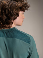 Alpinestars A-Dura Lipan Jersey - Korte Mouwen, Silver Pine, detailopname van het schoudergedeelte op de rug met jacquard geweven stoftextuur en ademende mesh-panelen, casual performance kleding voor mountainbiken